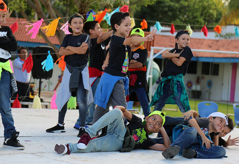 Niños expresando el arte