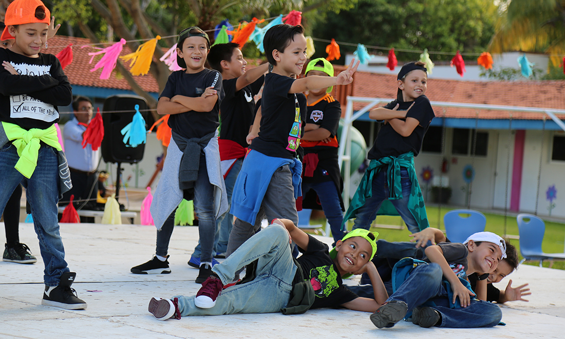 Niños expresando el arte