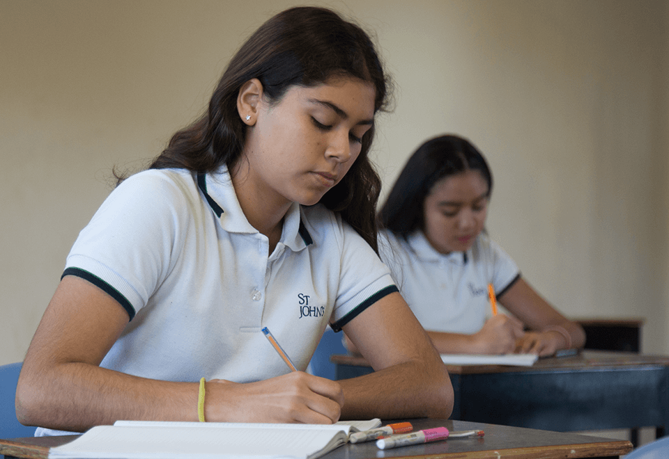 estudia para un examen de admisión