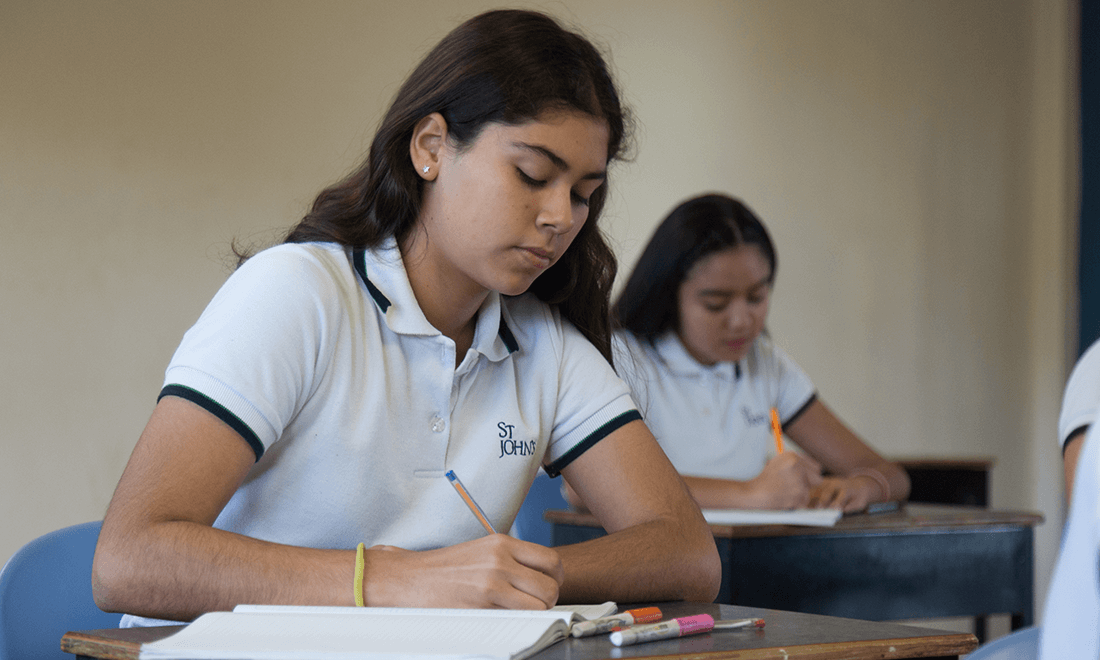 estudia para un examen de admisión