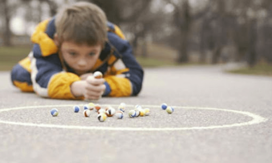 Niños jugando canicas