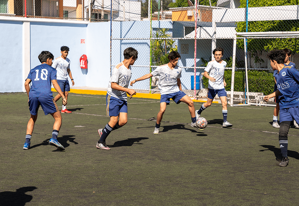 practica futbol en el colegio, clases de futbol