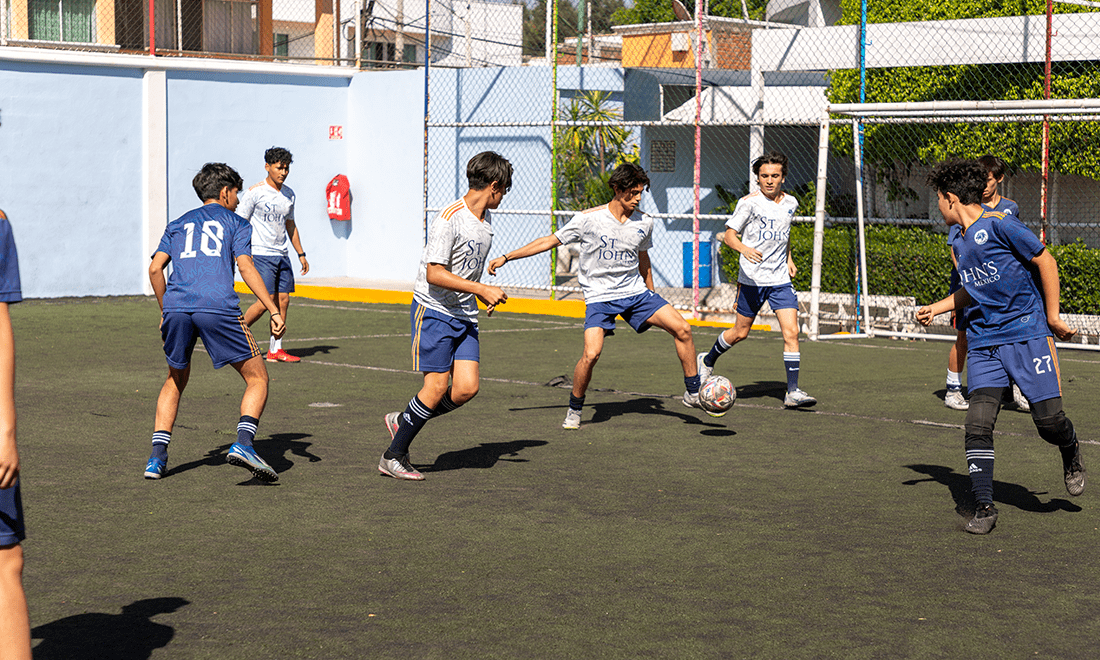 practica futbol en el colegio, clases de futbol